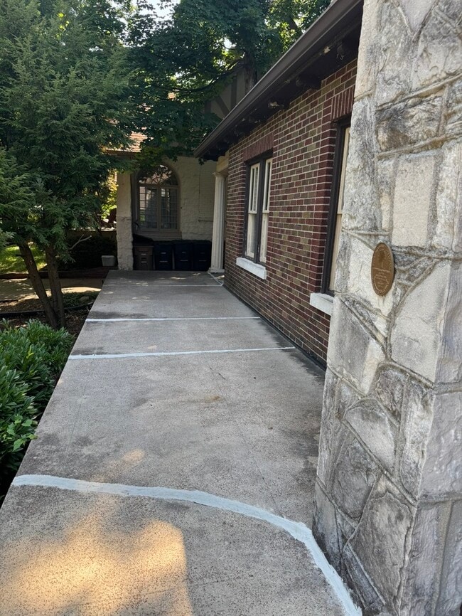 Building Photo - House