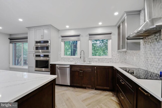 Building Photo - 6929 Mclean Park Manor Ct