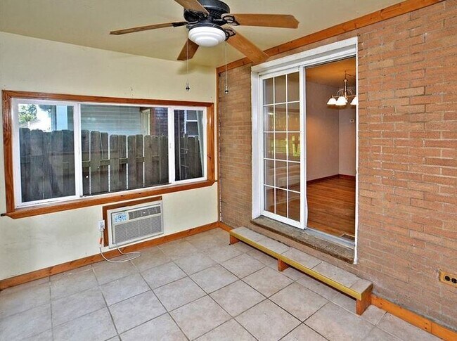 Building Photo - 709 Norwich Ave