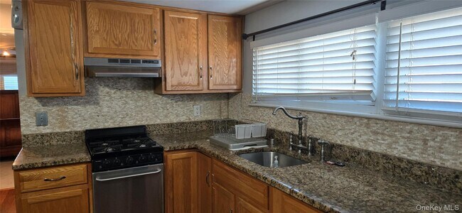 Building Photo - 140 10th Ave