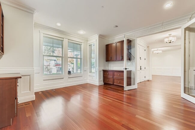 Building Photo - Stunning 5bed/5bath + Office in Prime Kirk...