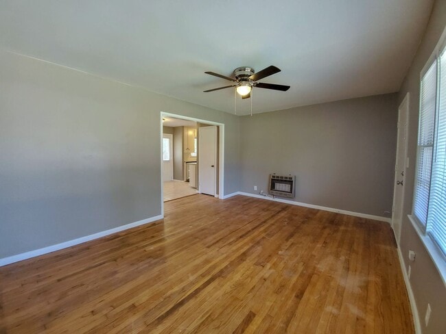 Building Photo - 2 bedroom 1 bath bungalow in Shawnee.