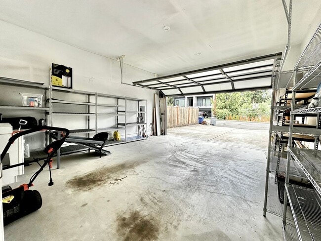 Building Photo - 6 BR / 4 BA – 4,100 SQ FT with Patio, Full...