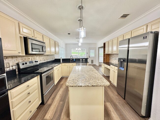 Building Photo - Big 4 Bedroom Home in Stone Oak!