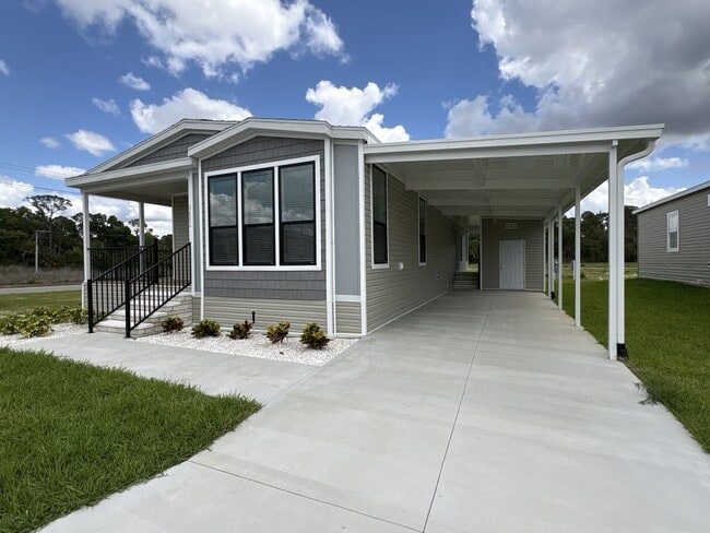 Building Photo - 142 Blue Beard Dr