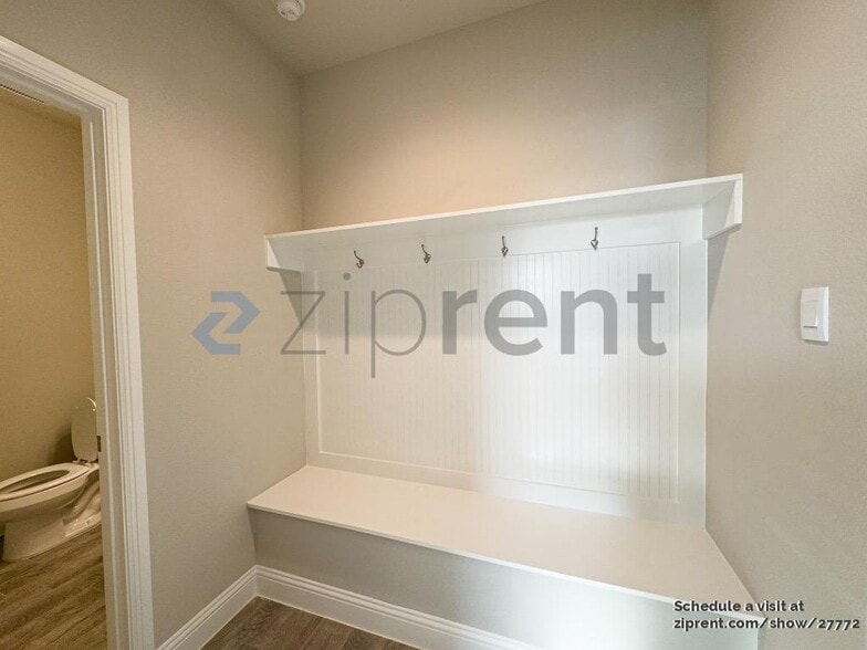 Building Photo - Unit
