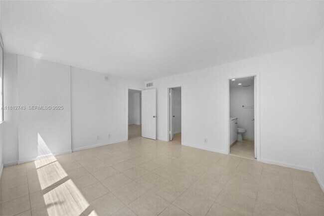 Building Photo - 4222 Inverrary Blvd