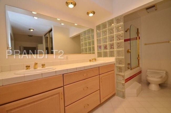 Building Photo - Bright and Spacious condo in Pacheco Valley