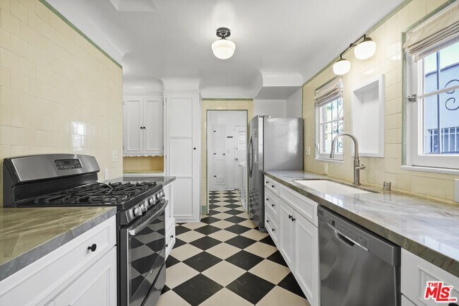 Building Photo - 1143 S Rimpau Blvd