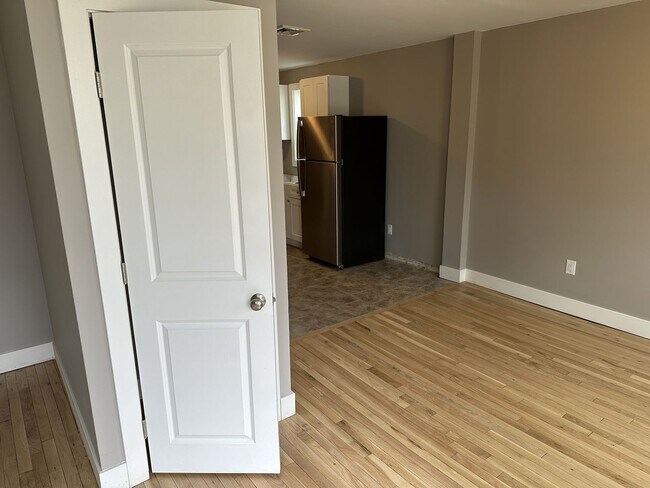 Building Photo - 234 Oak St