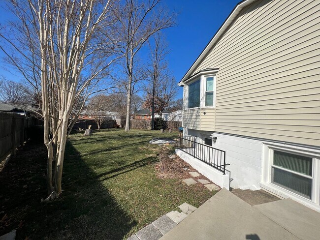 Building Photo - Split level 4-bedroom 3-bathroom home