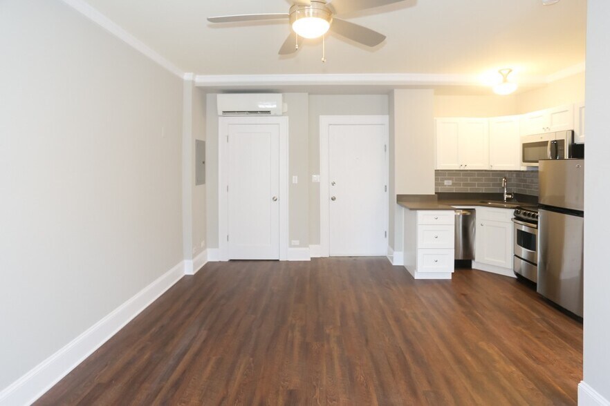 Building Photo - 817 W Lakeside Pl