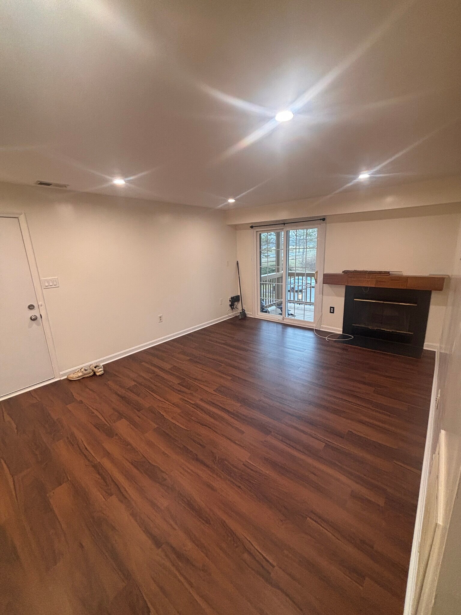 Building Photo - 6911 Victoria Dr