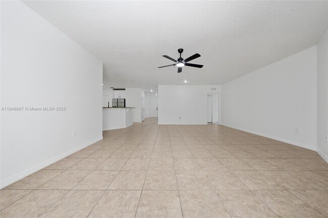 Building Photo - 1106 W Oak St