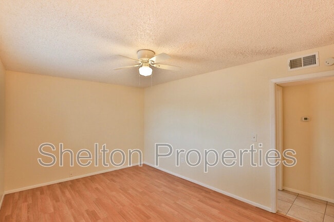 Building Photo - 860 E Brown Rd