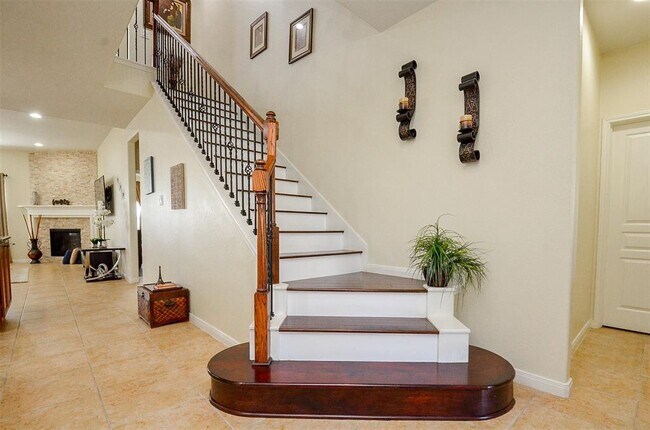 Building Photo - 25935 Foxrun Vista Dr