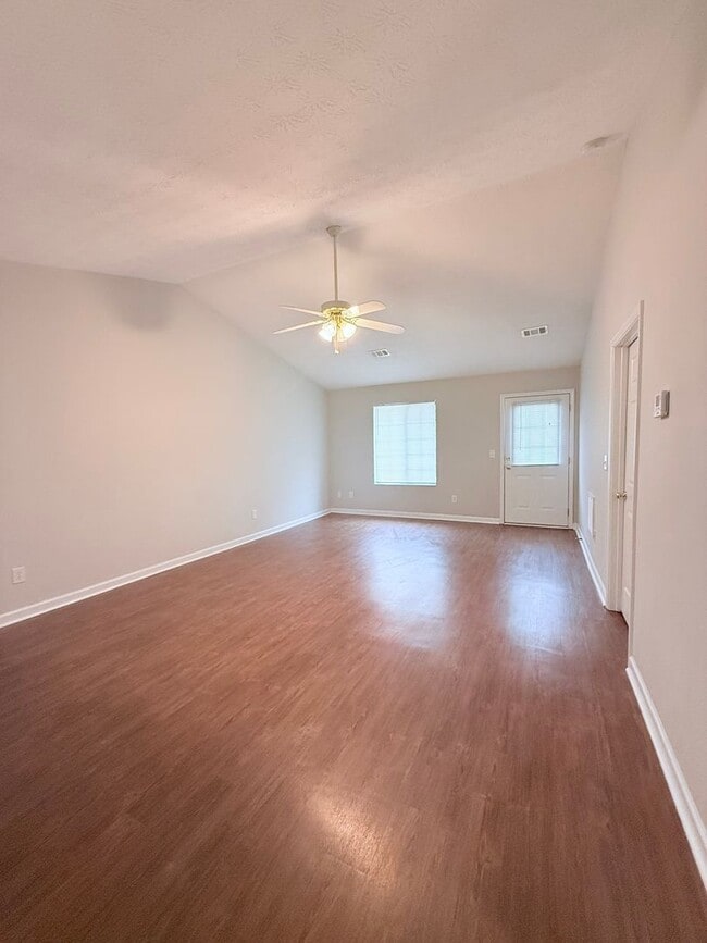 Building Photo - 2-bedroom ranch style home with garage parking!