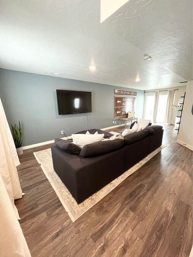 Building Photo - Lovely home for rent in Saratoga Springs.  (Pet Friendly)