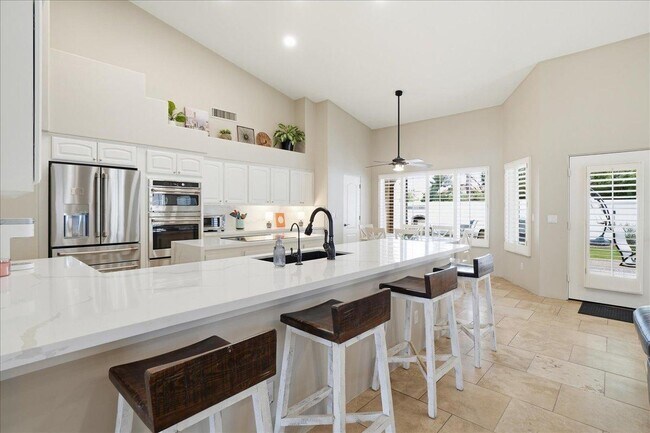 Building Photo - 1909 E Coral Tree Dr