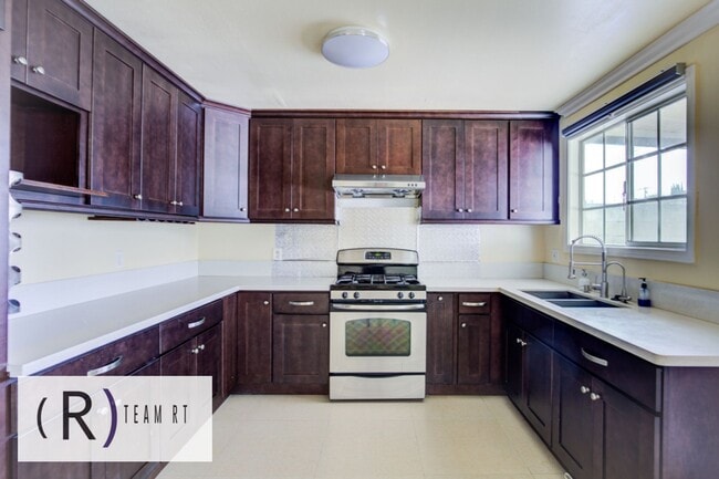 Building Photo - Contemporary Newly Renovated 3 Bedroom 2 Bathroom Residence