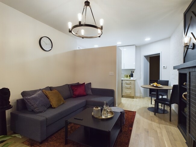 Building Photo - 2437 W Walton St