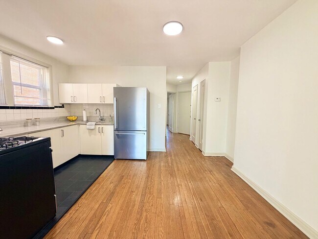 Building Photo - 5308-5308 Jamieson Ave