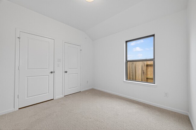 Building Photo - 5015 Bowen Pr Dr