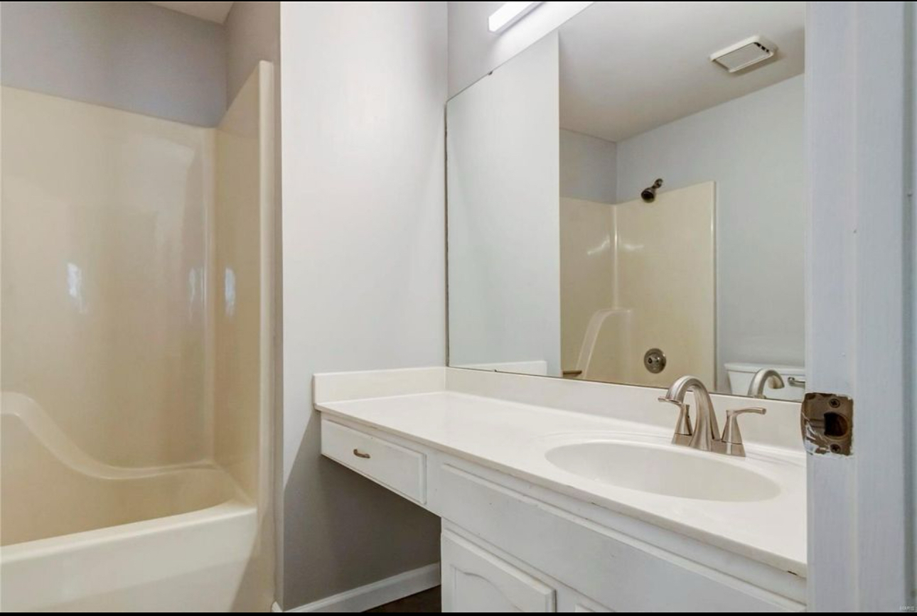 Bathroom - 1004 King Dr