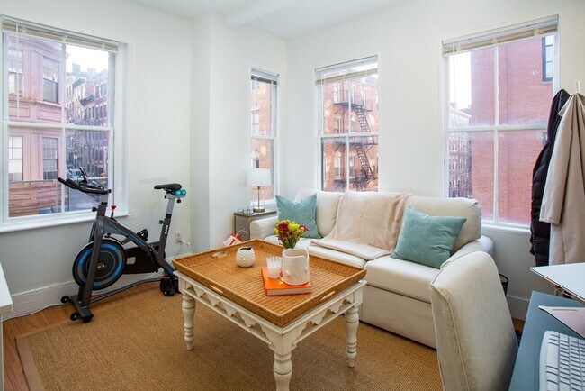 Building Photo - 11 Anderson St