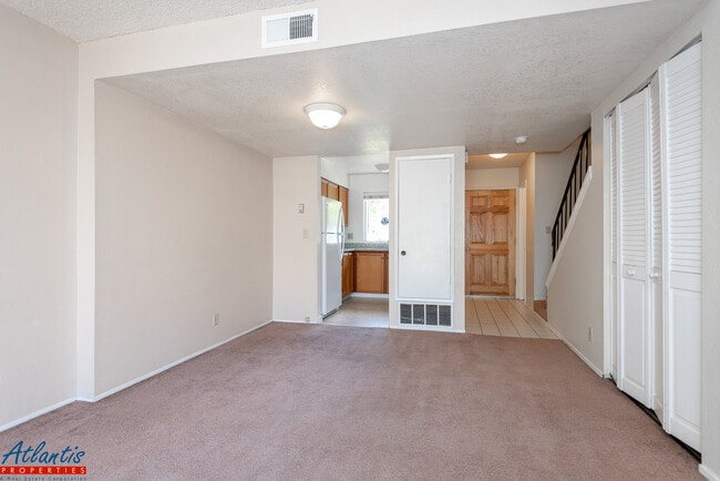 Building Photo - Spacious Evergreen Townhouse | New Interio...