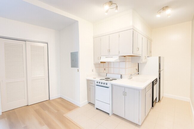 Building Photo - 140 Chestnut St