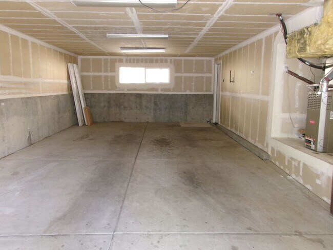 Building Photo - 3 Bedroom, 2-1/2 bath, 2-car garage in Nor...