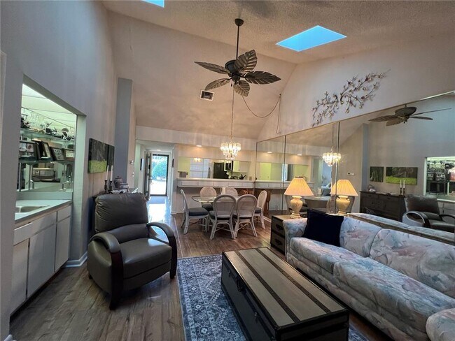 Building Photo - 9303 Golf View Dr
