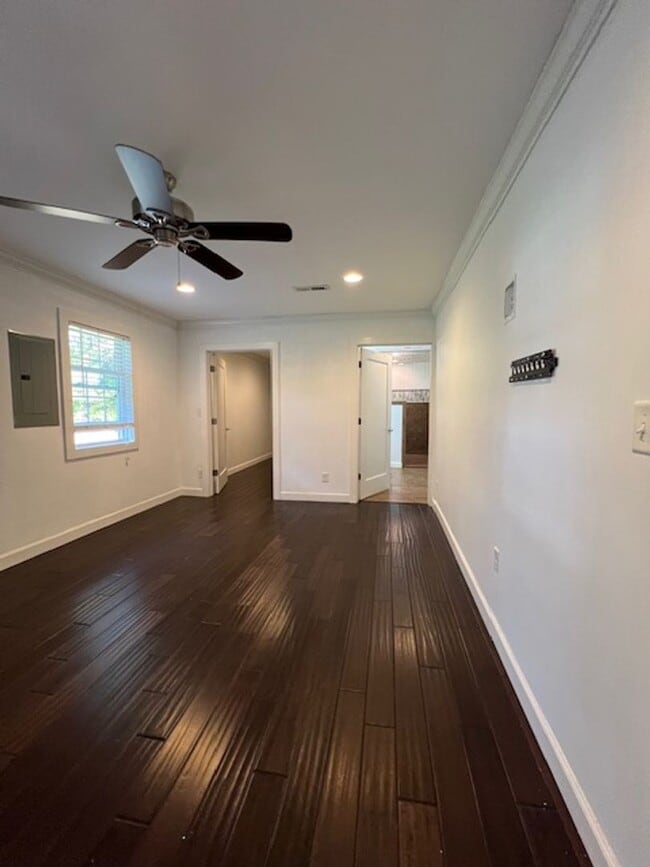 Building Photo - 3 Bedroom 3 Full Bath on 2 Acres