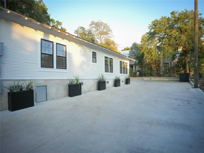 Building Photo - 803 Oakland Ave