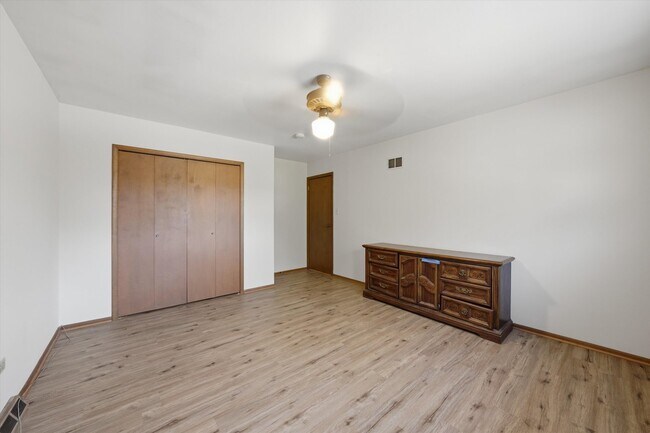 Building Photo - 4050 Violet Ln