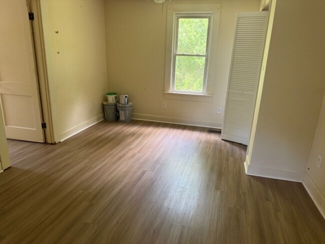 Building Photo - 2 Bedroom Bungalow w/ Large Yard