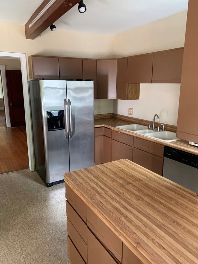 Building Photo - 2284-6 South Overlook Road