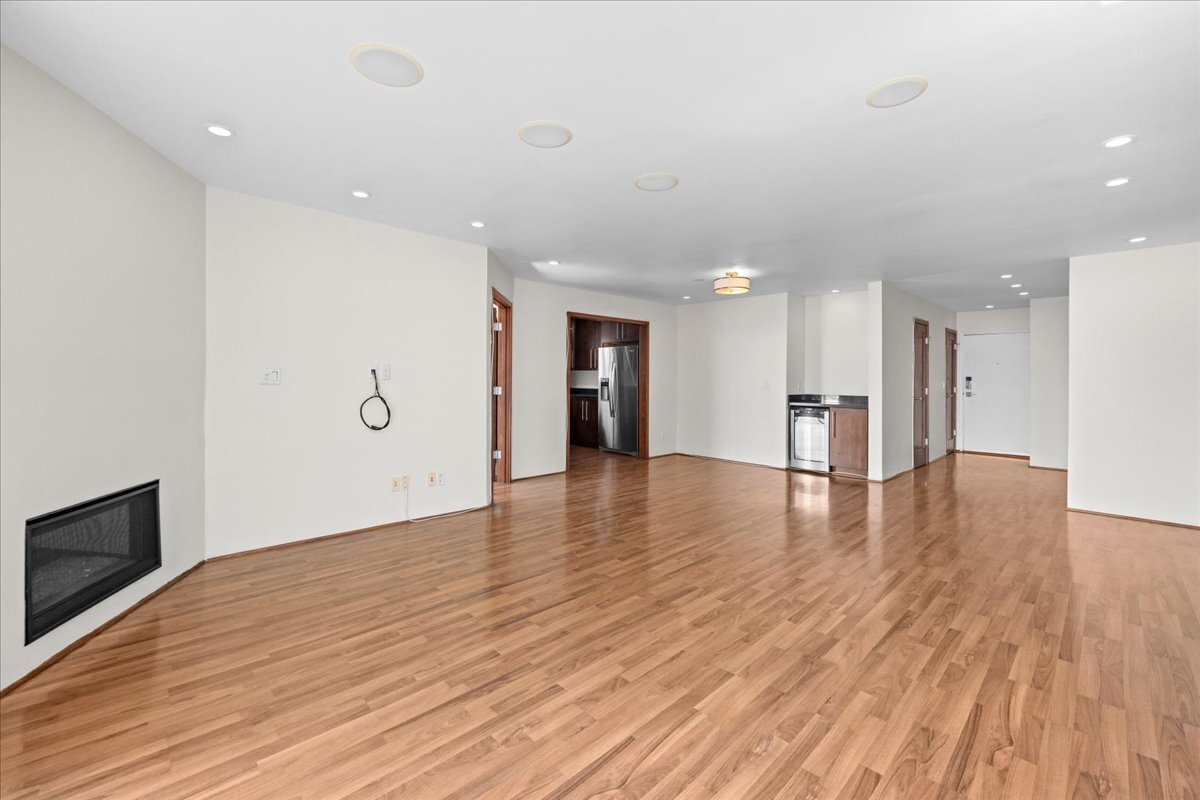 Building Photo - 8530 Holloway Dr