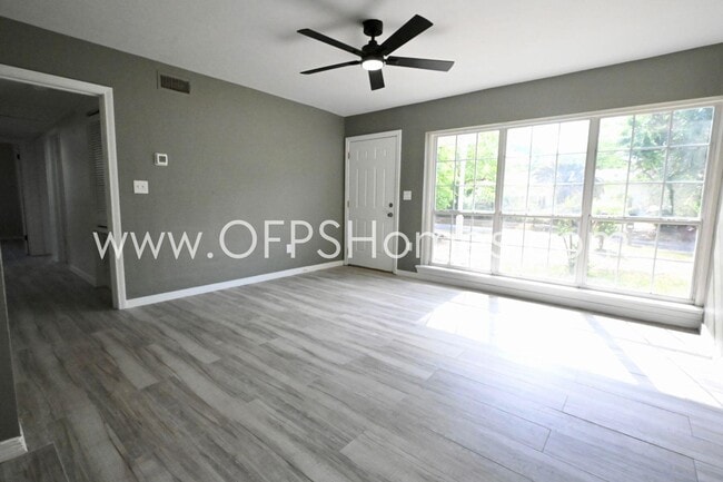 Building Photo - 131 Adkinson Dr