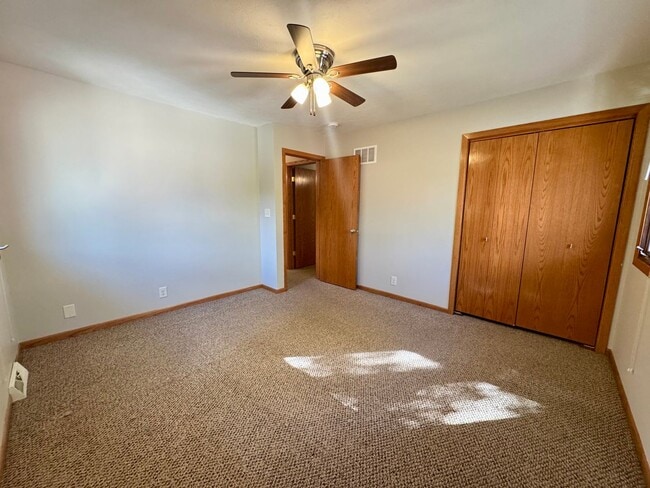 Building Photo - **DEPOSIT SPECIAL** 3 bedroom, 2 bath townhouse in COLLEGE VIEW