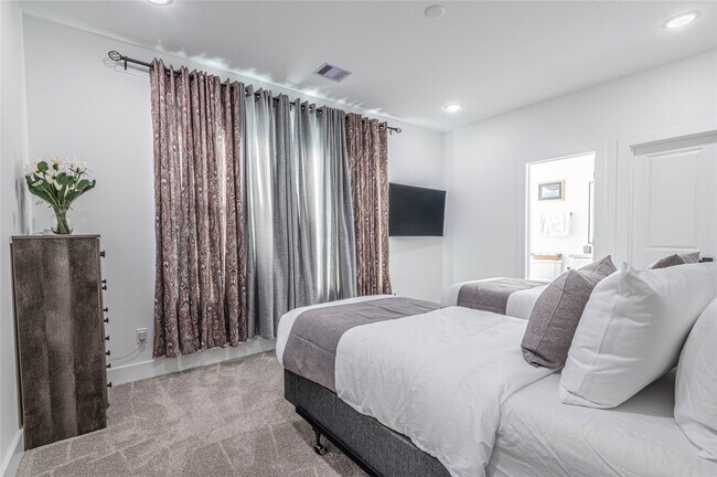 Building Photo - 3507 Ennis St