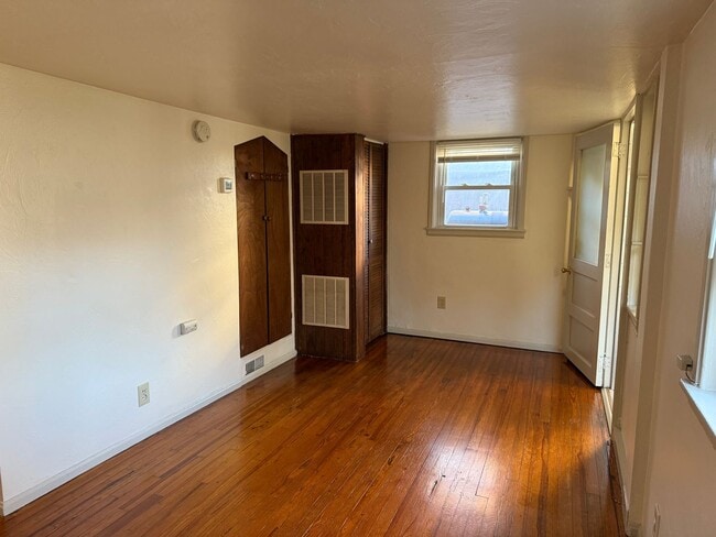 Building Photo - Charming 1 Bedroom Cottage with Bonus Room...