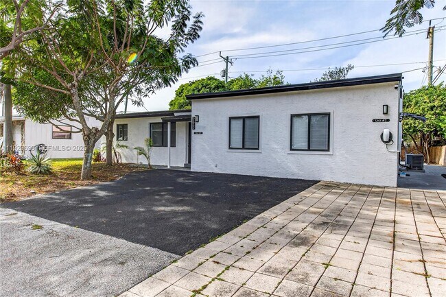 Building Photo - 2633 NE 13th Ave