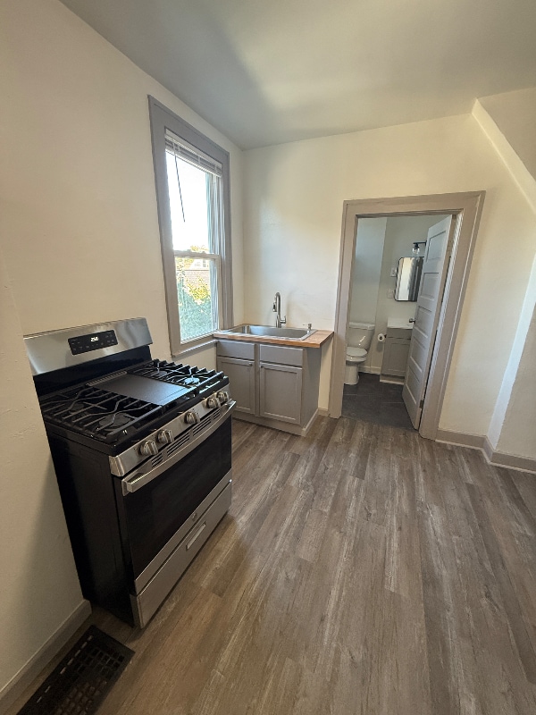 Building Photo - 1342 W 69th St