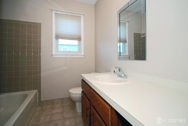 Building Photo - 7 Gardenia Ct