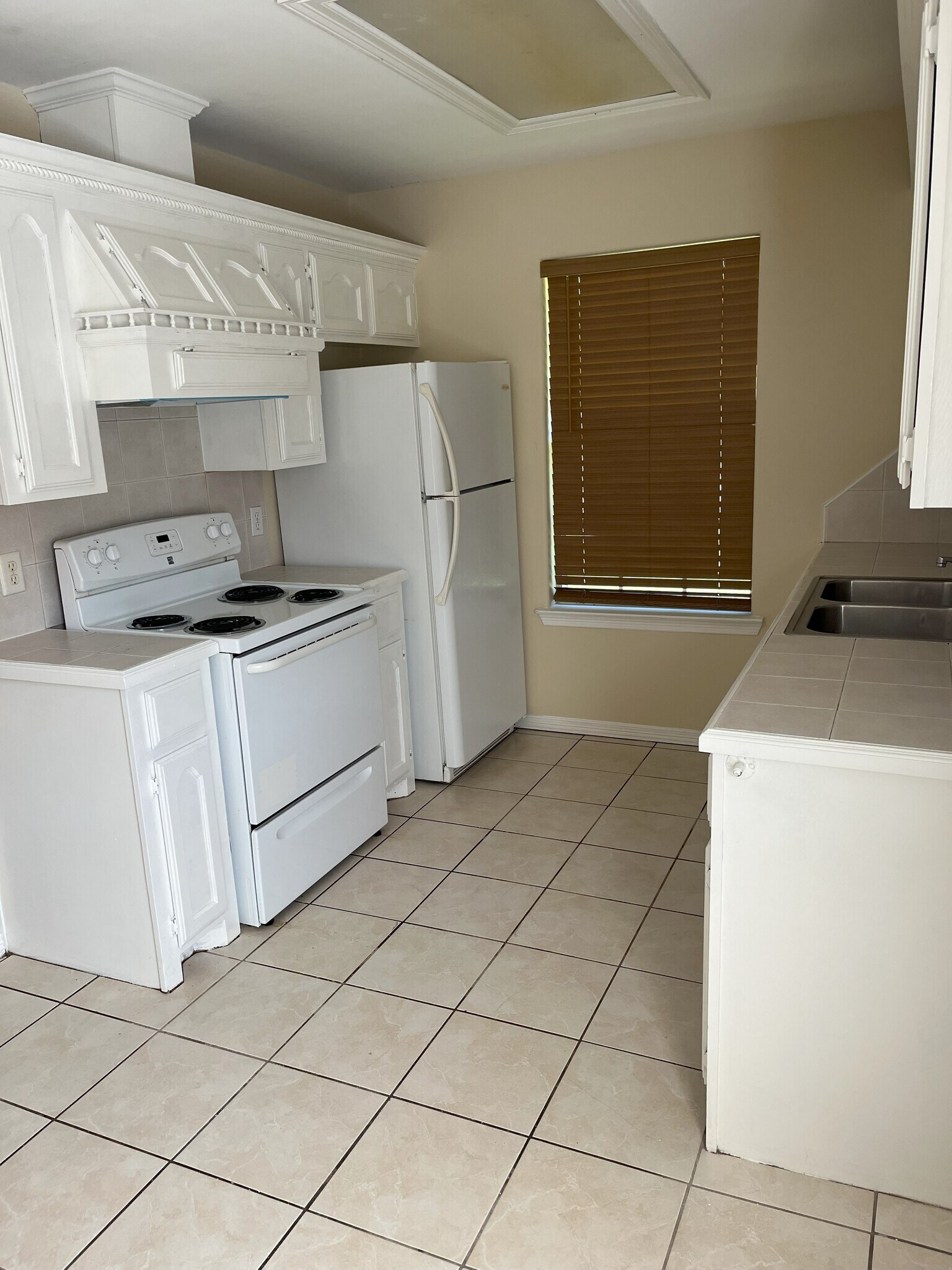 Building Photo - 825 W Bronze Dr