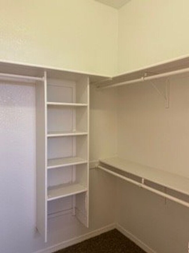 Building Photo - Fully Furnished: Beautiful 3 bedroom, 2 ba...