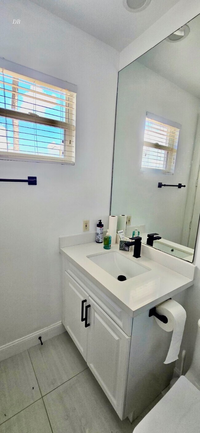 Building Photo - 400 SW 15th Dr