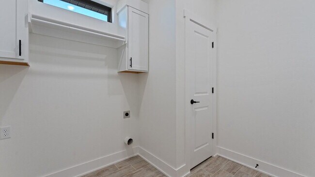 Building Photo - 147 N Banner Ave